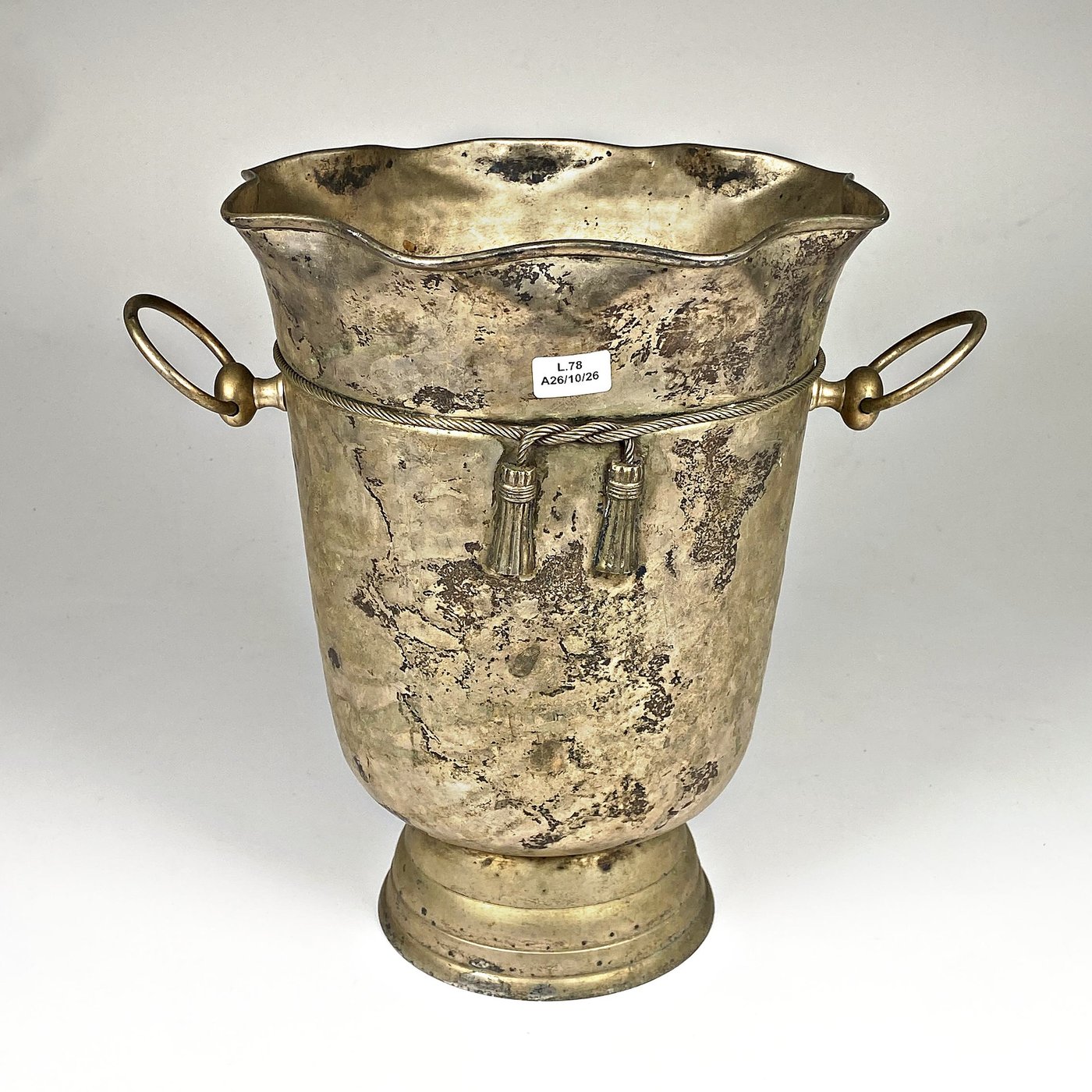 Champagnera Antigua de Metal con Asas y Borlas Decorativas