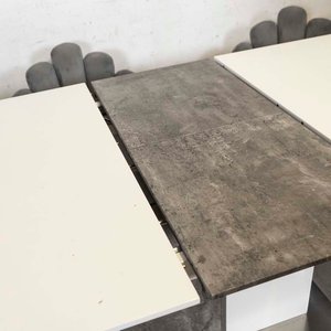 Mesa Extensible Blanca con Pie Central Cromado y Seis Sillas Grises Tapizadas - imagen 3