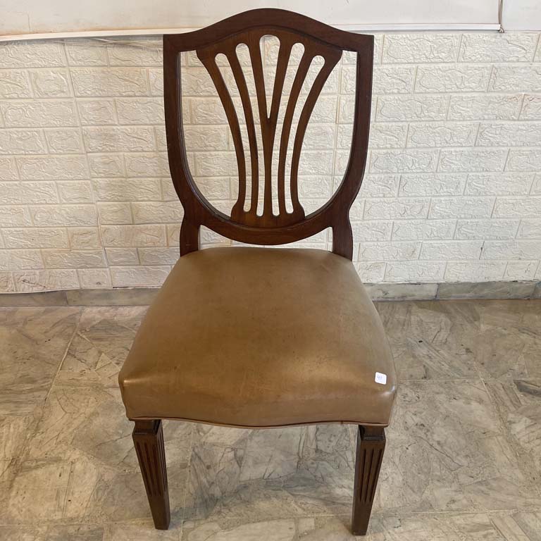 Lote siguiente: Silla inglesa asiento tapizado en neoskay - Medidas: 48x42x96cm