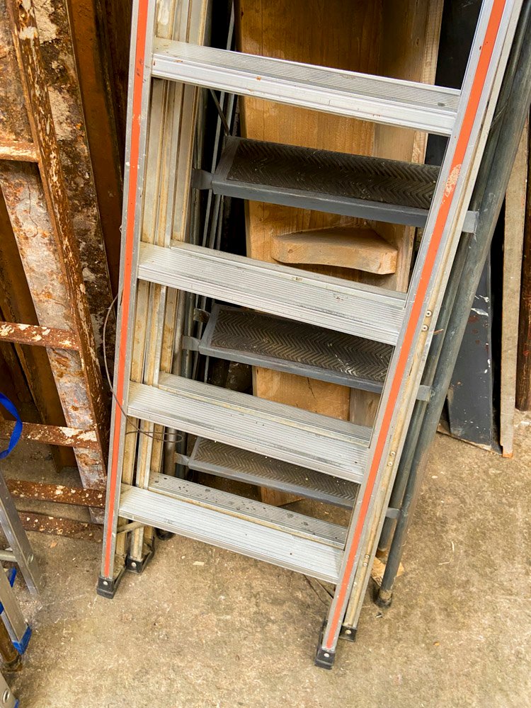 Escalera de Aluminio con PVC Color Rojo - imagen 3