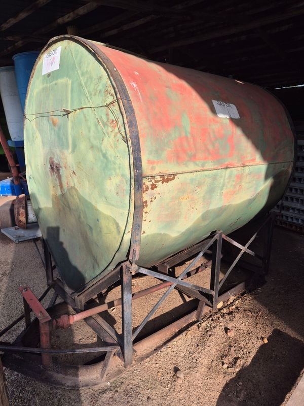 Lote siguiente: Tanque de chapa de 1500LTS con estructura de hierro sobre patines