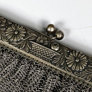 Cartera de Fiesta Antigua de Metal con Cadena y Detalles Florales - imagen 5