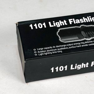 Picana Eléctrica con Linterna LED Recargable en Caja Negra - imagen 3