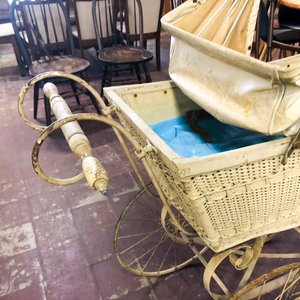 Cochecito de bebé antiguo de mimbre con capota - imagen 3