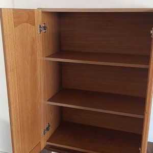 Mueble de Madera con Dos Puertas y Tres Estantes - imagen 3