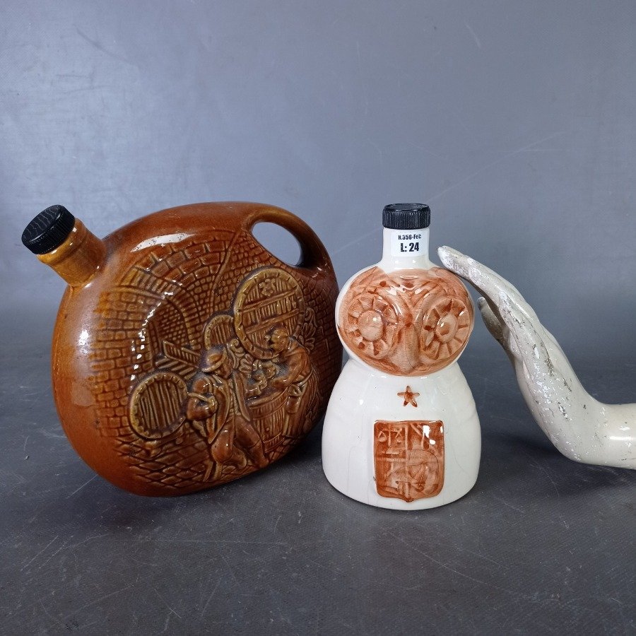 Botellas de cerámica vidriada con relieve y asa - imagen 6