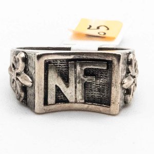 Anillo de Plata con Iniciales "NF" y Diseño Floral - imagen 1