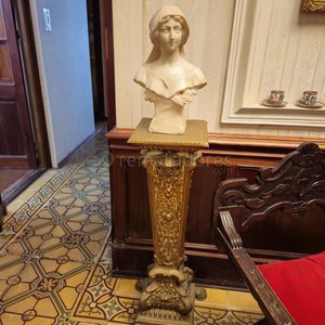 Busto de Mujer Clásica en Mármol con Pedestal Decorado - imagen 3
