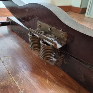 Antigua Silla Mecedora Victoriana de Madera con Respaldo Tallado y Tapizado Floral - imagen 5