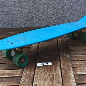 Skate tipo cruiser de plástico color celeste, con cuatro ruedas y ejes metálicos; usado. - imagen 2