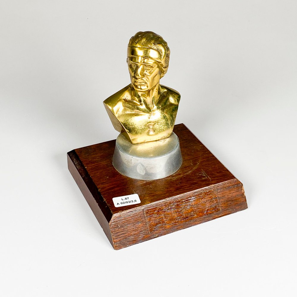 Lote anterior: Busto en bronce personaje, base madera altura 16 cm