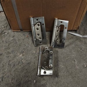Lote de Bisagras y Tornillos Metálicos en Caja - imagen 2