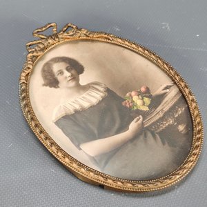 Par de Portarretratos Oval Franceses en Bronce con Fotos Antiguas - imagen 4