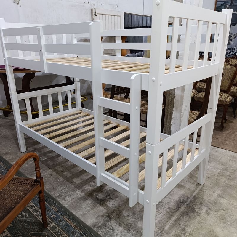 Cama Cucheta Blanca de Madera Maciza Laqueada con Escalera y Baranda