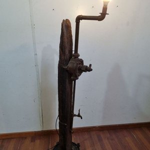 Lámpara de Pie Rústica con Tronco Natural, Hierro y Bronce - imagen 6