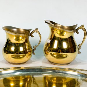 Bandeja Oval y Dos Jarras Metálicas Decorativas - imagen 3
