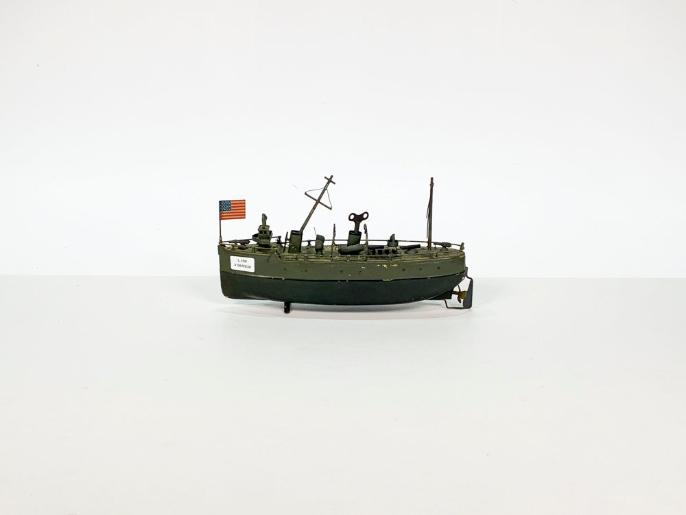 Lote siguiente: Maqueta de barco de guerra americano a cuerda