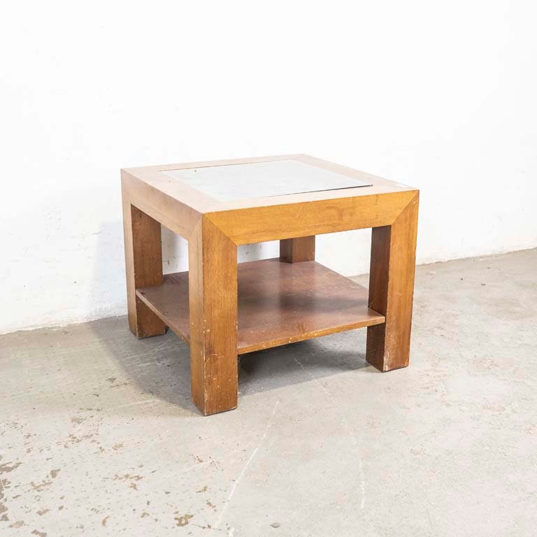 Lote siguiente: Mesa lateral de living en madera con tapa de vidrio y estera