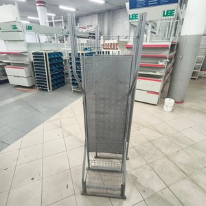 Exhibidor Metálico de Pie con Panel Central y Brazos Laterales - imagen 3