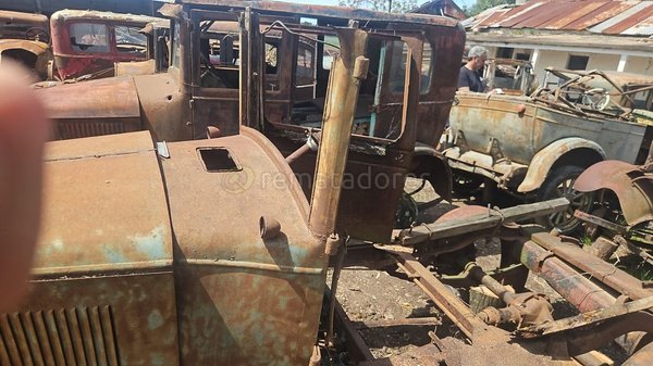 Antiguos autos clásicos oxidados para repuestos o restauración
