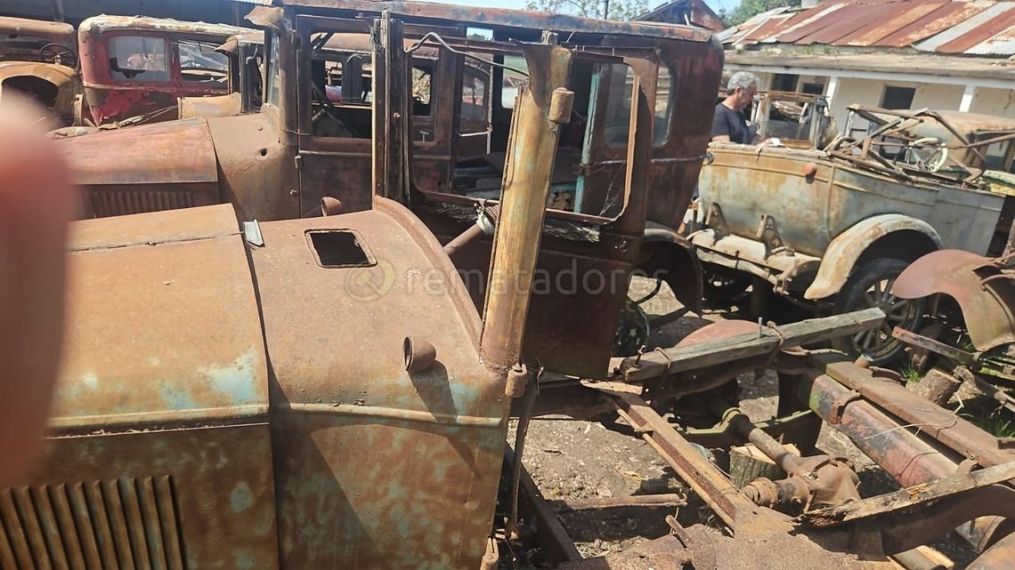 Antiguos autos clásicos oxidados para repuestos o restauración