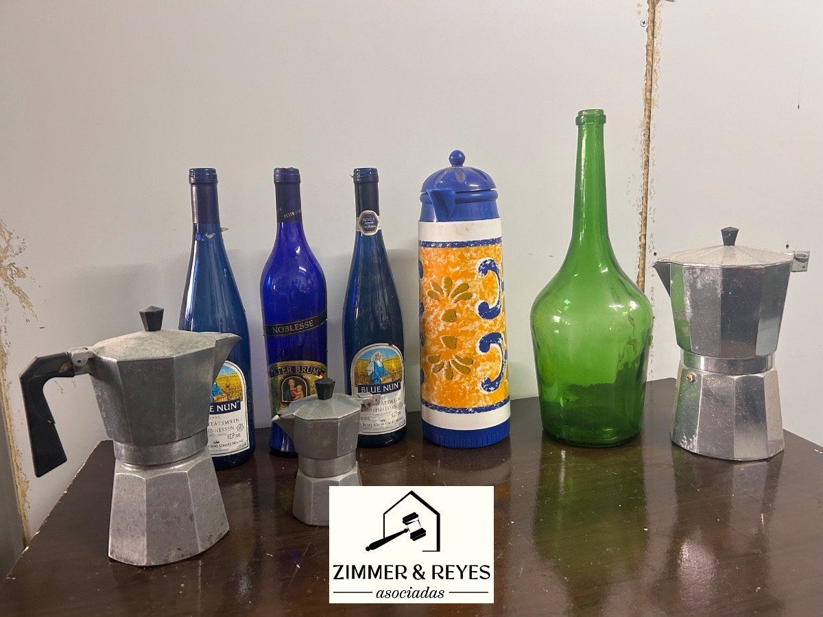 Lote de Cafeteras Italianas, Botellas de Vidrio y Damajuana Decorada