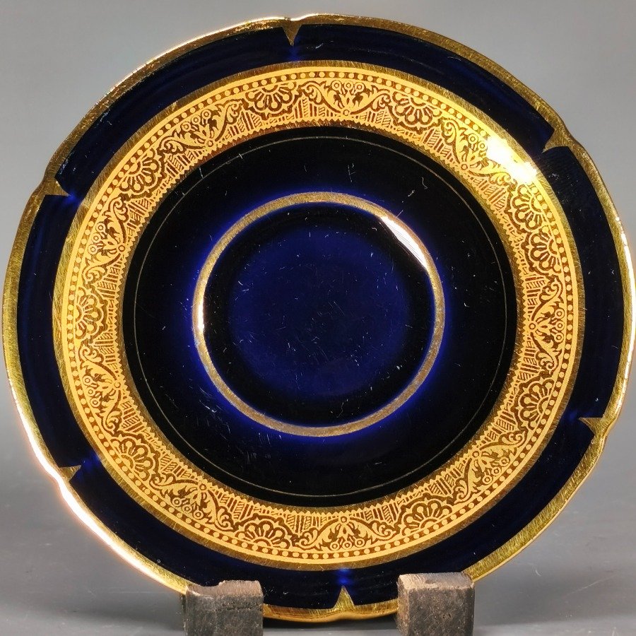 Dúo de taza y plato en porcelana francesa 'Limoges' azul cobalto decorado con diseños dorados - imagen 6