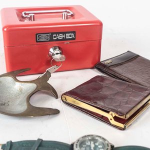Caja Fuerte Roja "Cash Box", Billetera de Cuero y Reloj - imagen 2