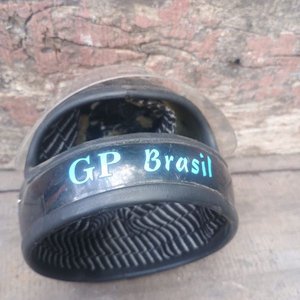 Casco Miniatura GP Brasil Fórmula 1 y Maqueta de Auto de Carreras - imagen 5