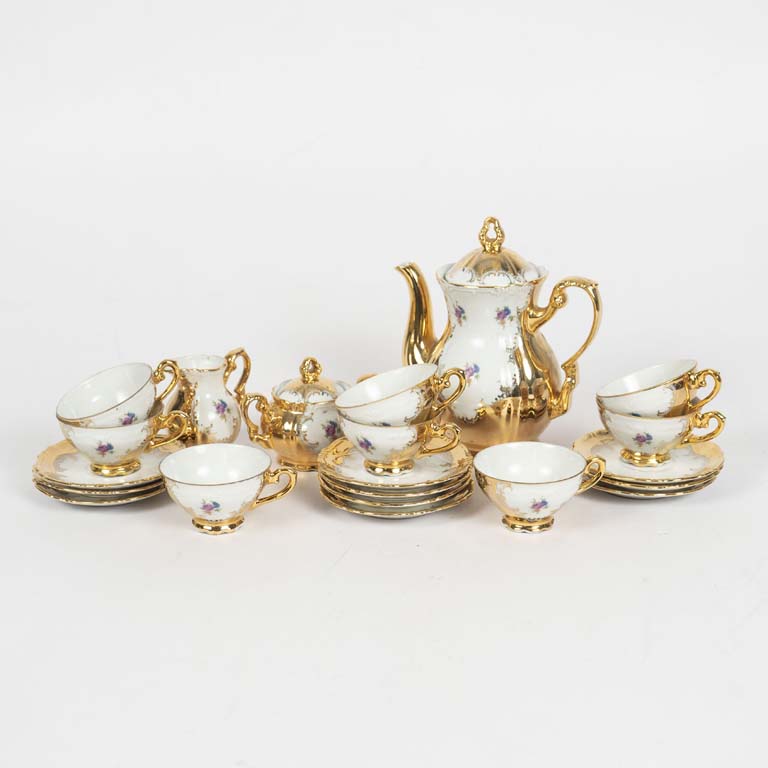 Juego de café de porcelana Bavaria, fondo blanco con dorado, decorado flores.  - Medidas: Taza: 8x4cm