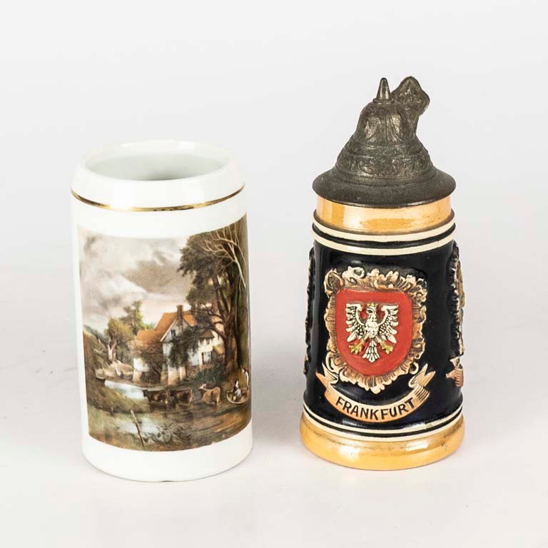 Lote siguiente: Jarras de cerveza y tazas de porcelana alemana con diseño en relieve