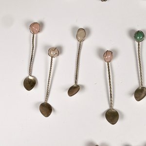 Diecinueve Cucharitas de Metal con Ágatas de Colores - imagen 3