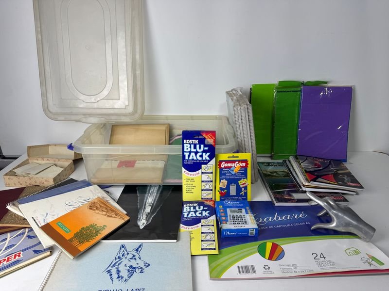 Lote de papelería y artículos escolares en excelente estado - imagen 2