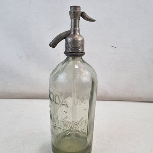 Lote siguiente: Sifón de Soda Antiguo "Ronda Los Angeles" de Vidrio Grabado