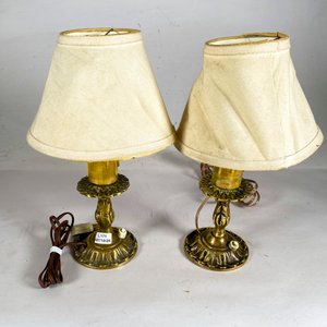 Par de Lámparas de Mesa en Bronce Labrado con Detalle de Una Luz - imagen 1