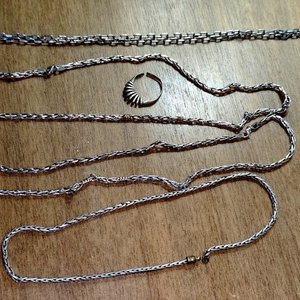 Lote siguiente: Lote de Cadenas de Plata y Oro con Anillo
