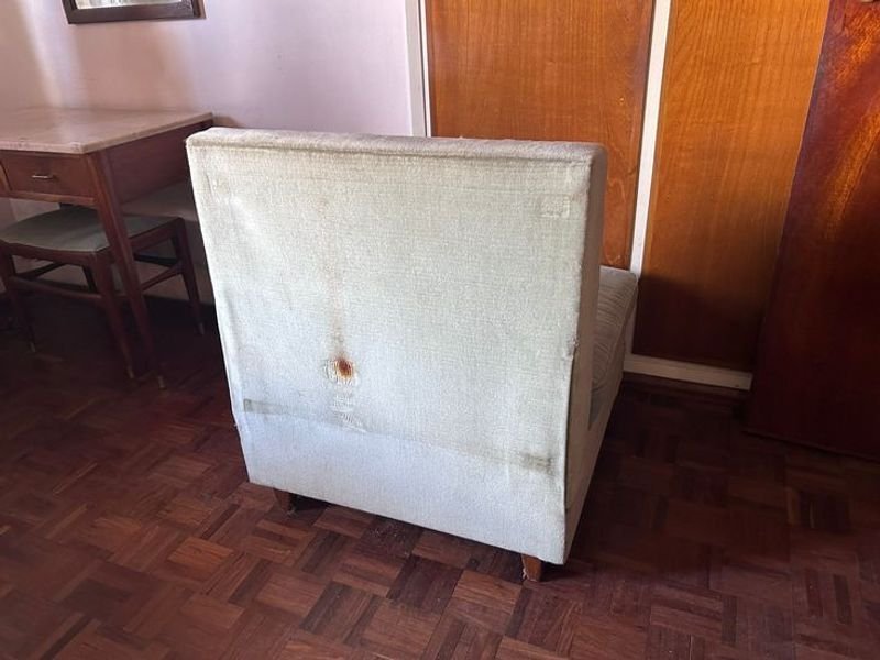 Sofá verde y beige para hogar - imagen 3