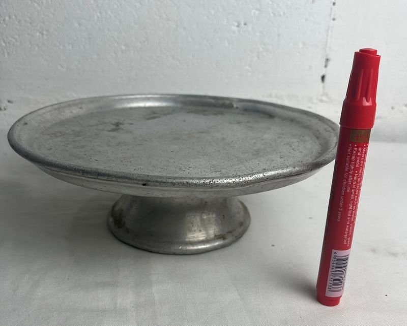 Plato con bolígrafo rojo y bandeja de plata - imagen 6
