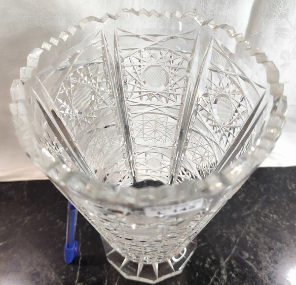 Gran florero de cristal tallado con detalles en la base - imagen 2