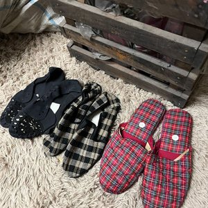 Lote de Más de 50 Pares de Pantuflas y Calzado Variado - imagen 4