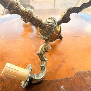 Araña Antigua de Bronce con 3 Brazos Curvos y Cadena - imagen 2
