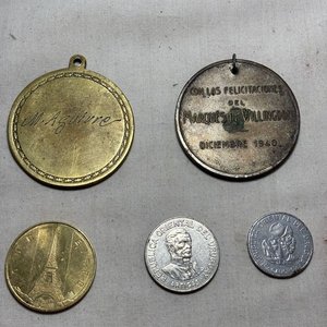 Lote de Piezas y Accesorios de Bronce y Latón: Monedas, Medallas y Más - imagen 5