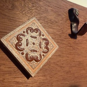 Perchero de Pared Rústico en Madera con Detalles Cerámicos y Ganchos de Hierro - imagen 3