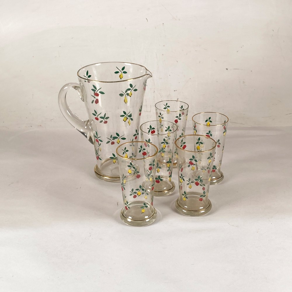 Jarra y Seis Vasos Decorados con Frutos Rojos y Bordes Dorados