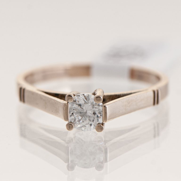 Lote anterior: Anillo de oro con diamante solitario