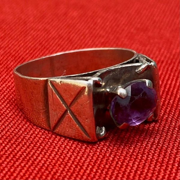 Anillo de plata con piedra central color violeta - imagen 2