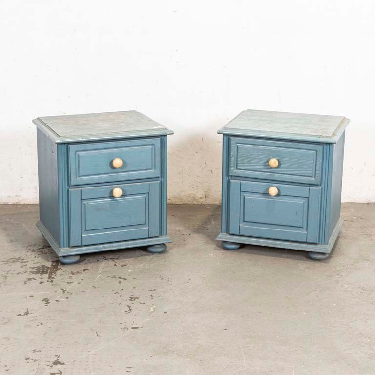Lote anterior: Mesas de luz pintadas de celeste con cajón y puerta abatible