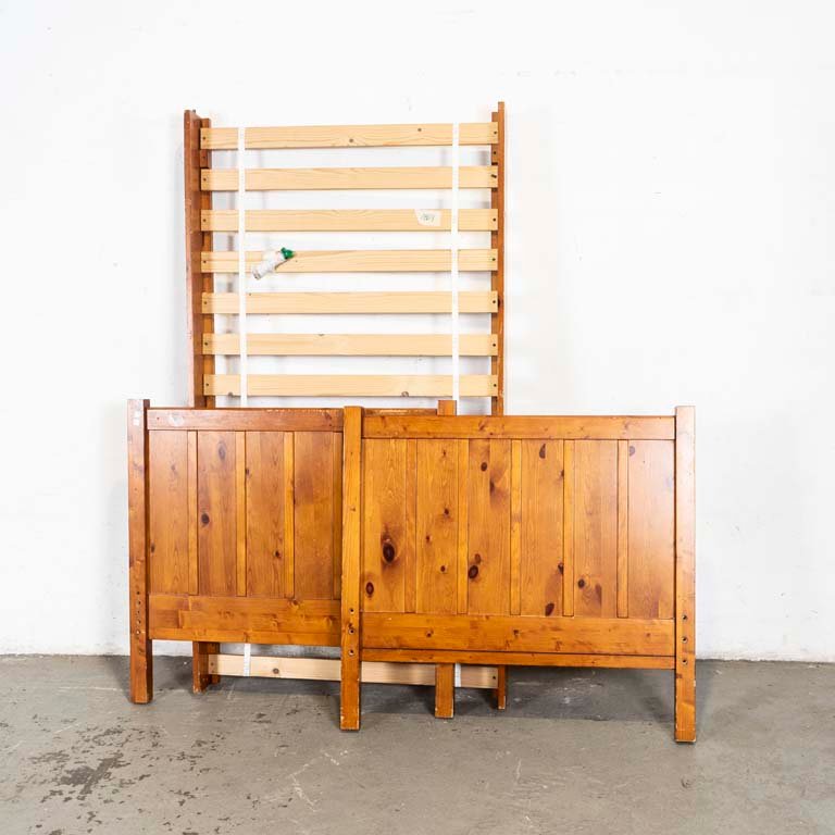 Lote anterior: Cama de una plaza de madera de pino con detalles en el lustre