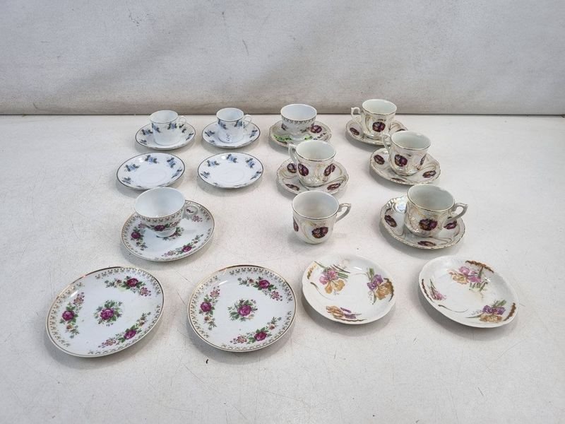 Juego de Café/Té de Porcelana China con Decoración Floral y Dorado - 23 Piezas