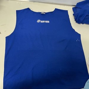 Lote de Ropa Deportiva: Chalecos Azules Talle M, Camiseta Uruguay "Godin" Talle 16 y Camiseta Nacional Talle 12 - imagen 5